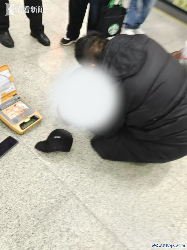 事发上海地铁早岑岭！为何眨眼间拉起围挡？