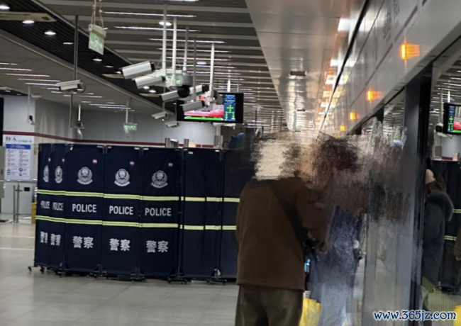 事发上海地铁早岑岭！为何眨眼间拉起围挡？