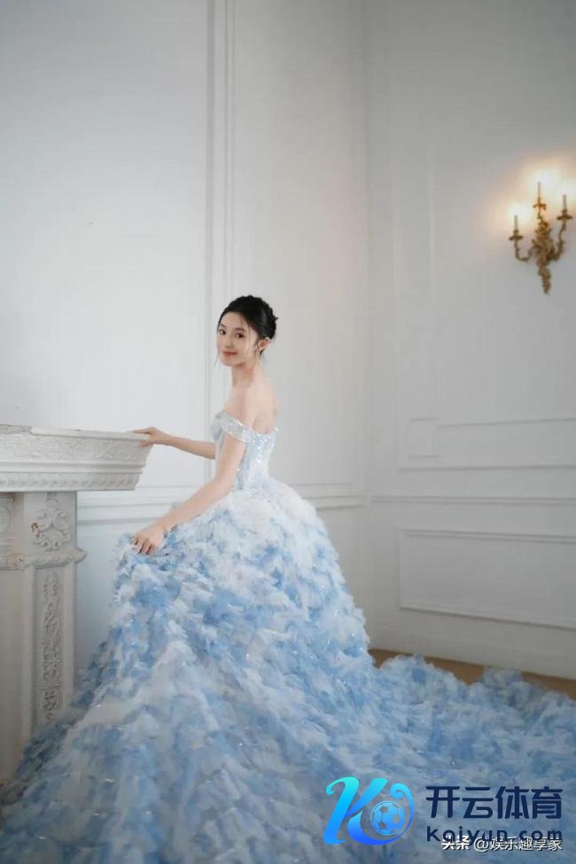 刘浩存超好意思战胜亮相红毯，裸露新剧上演“拽姐”