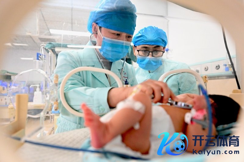 安徽省亳州市东说念主民病院重生儿科，医护东说念主员正在岗亭上忙活。