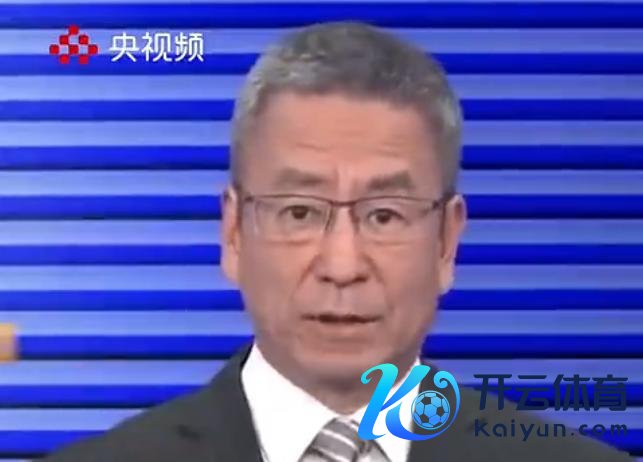 白岩松踢球跌倒 网友提示提神安全