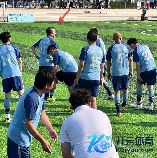 白岩松踢球跌倒 网友提示提神安全